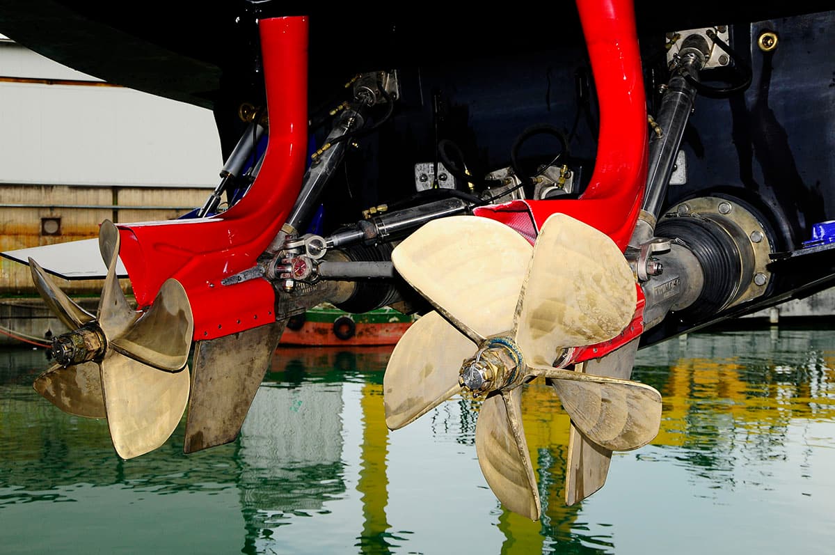 Propellers and rudders with the hull out of the water