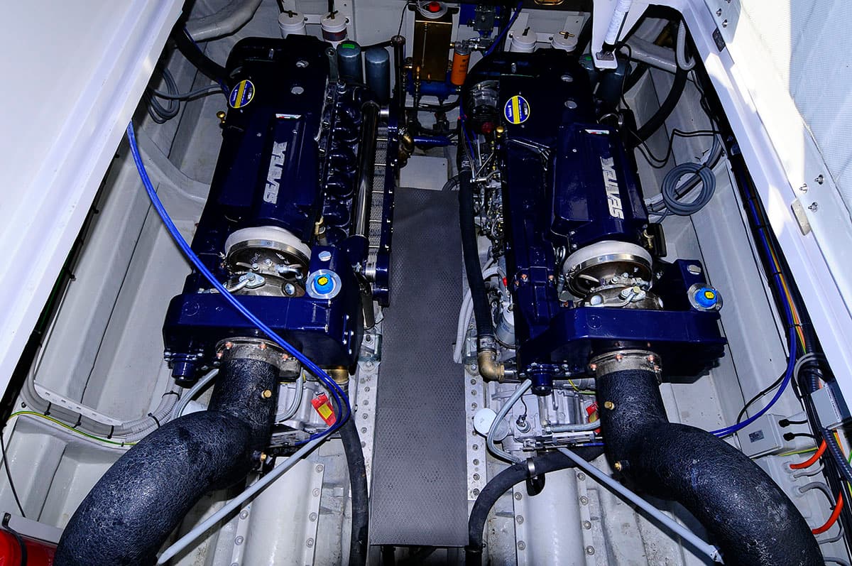 Engine bay with the two engines