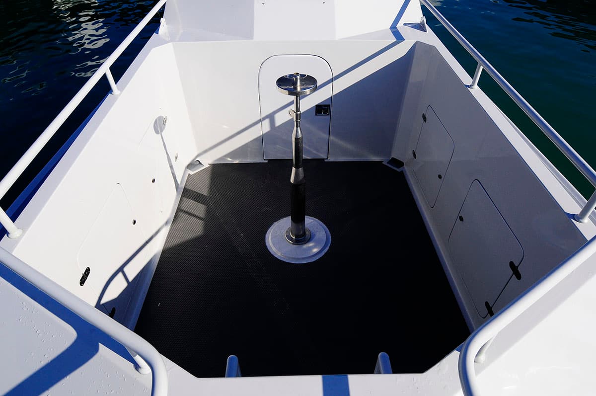 Aft cockpit with non-slip deck