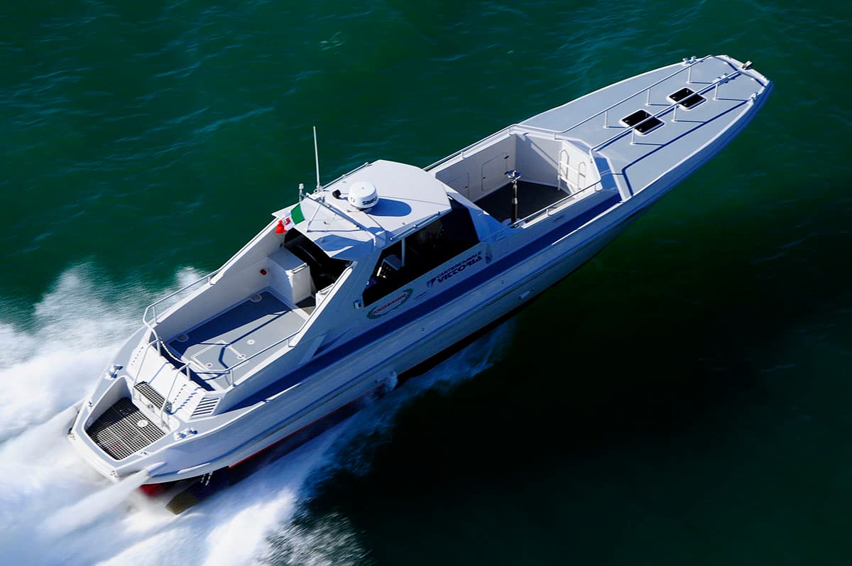 Interceptor 49 SSI turning with a wide wake