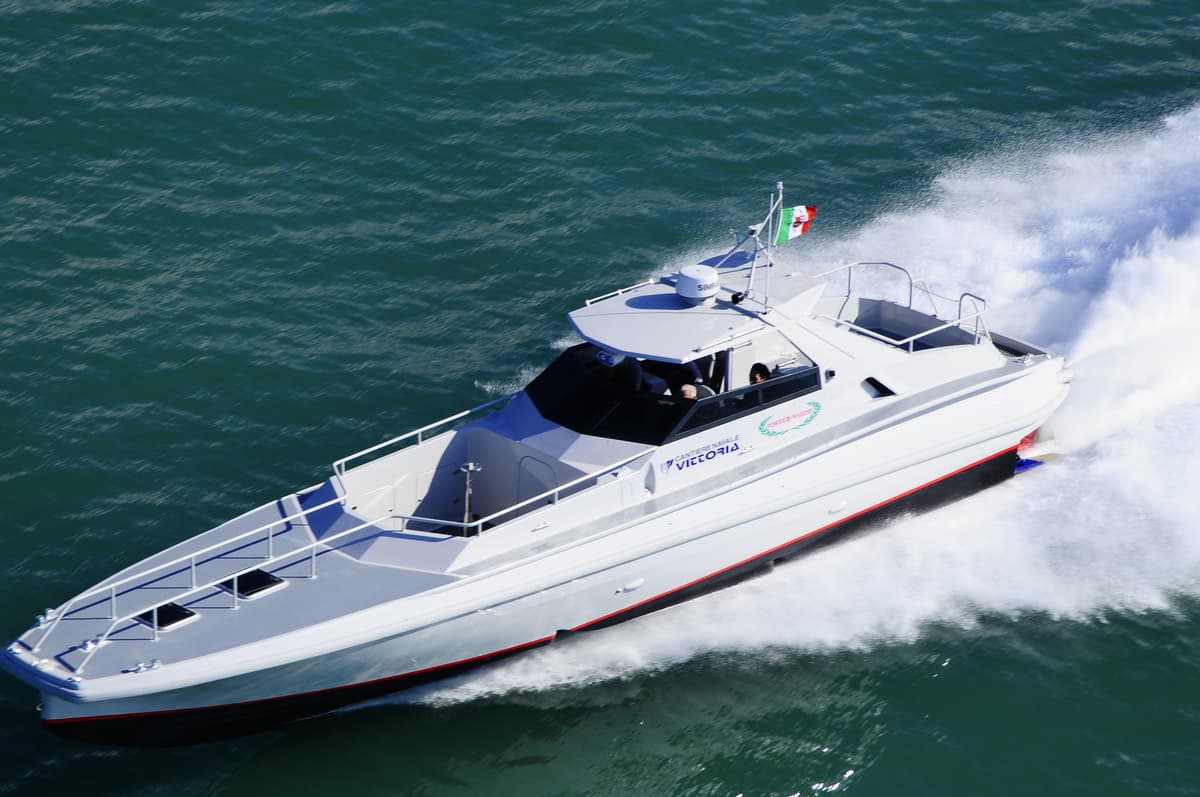 Interceptor 49 SSI planing, starboard side
