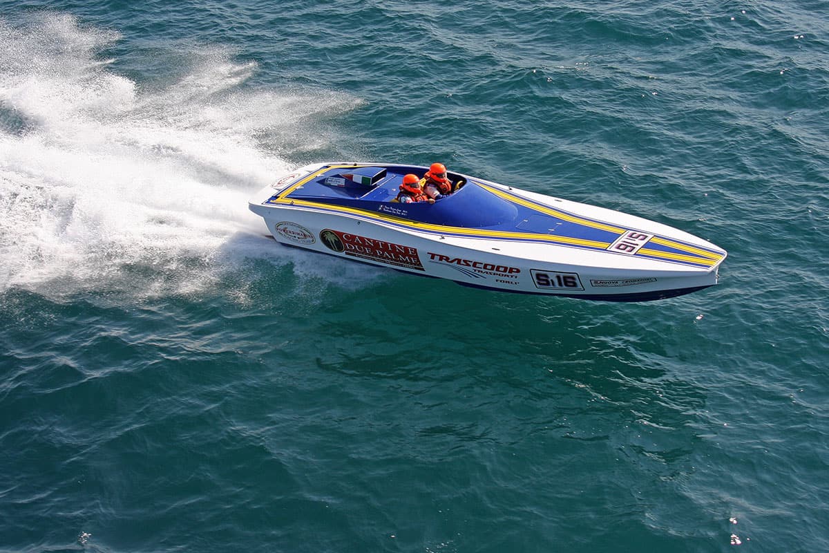 Power 27 Racing at speed with wake