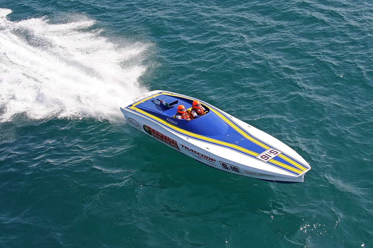 Power 27 Racing planing, aerial view