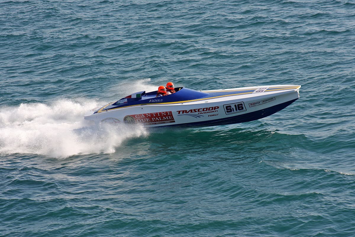 Power 27 Racing at speed, side view