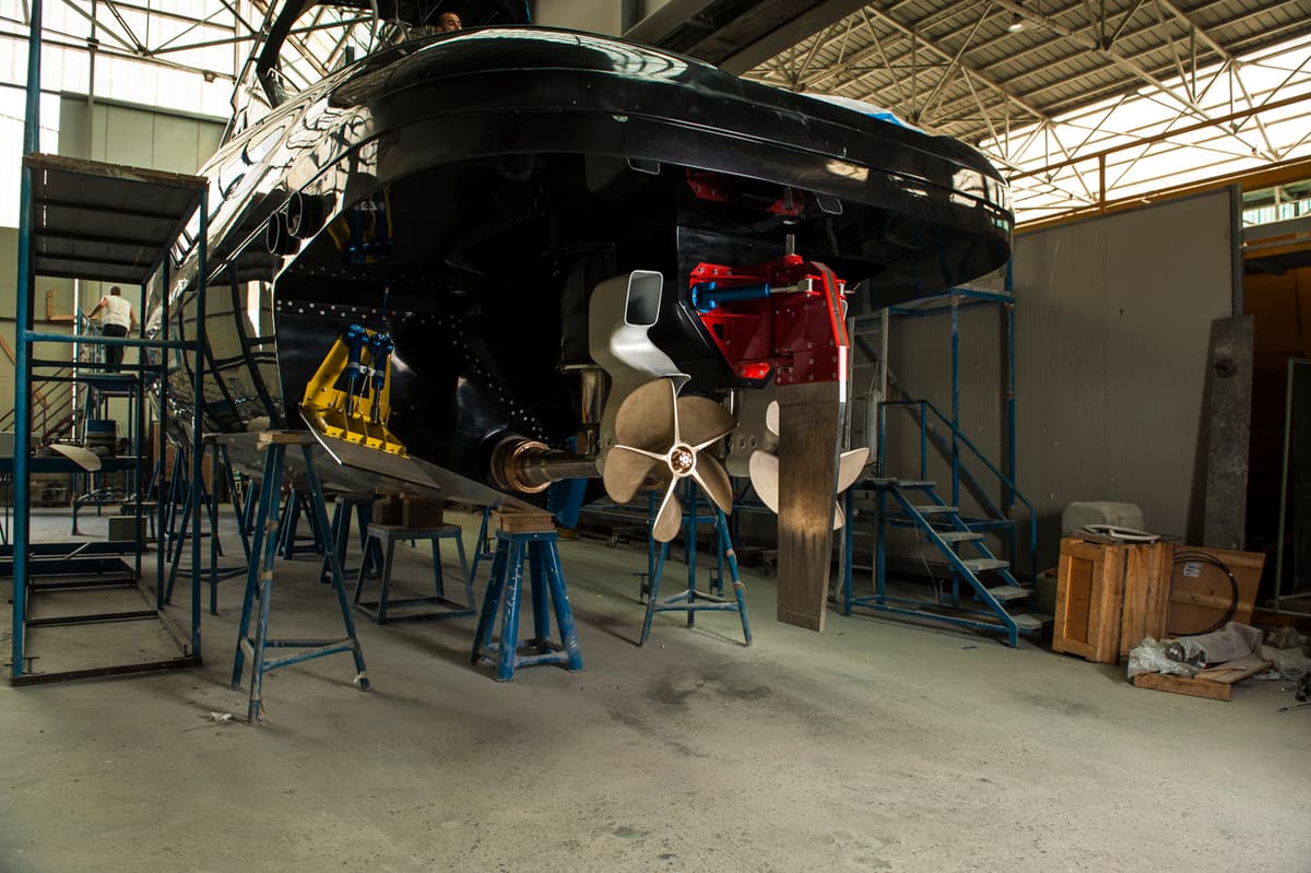 Interceptor 65 in cantiere, vista di poppa