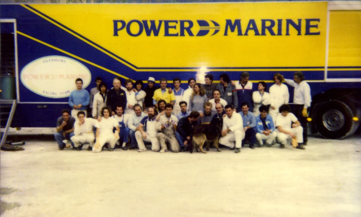 Команда Power Marine у командного грузовика