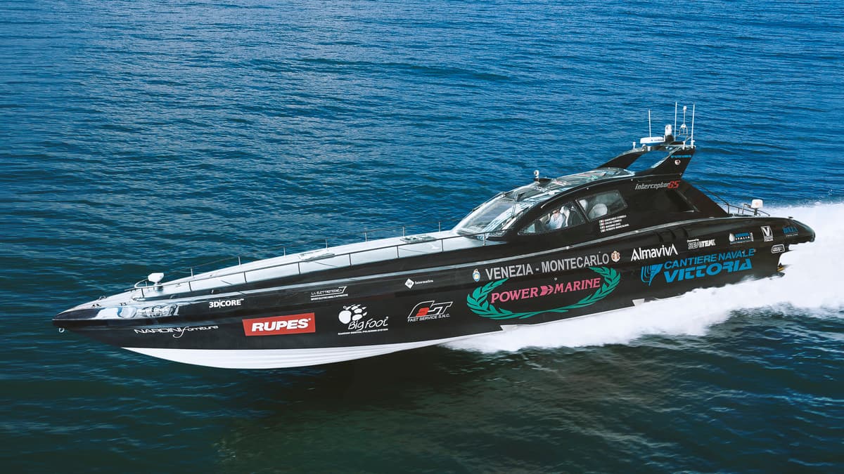Interceptor 65 SSI nero con livrea Venezia–Montecarlo in mare aperto