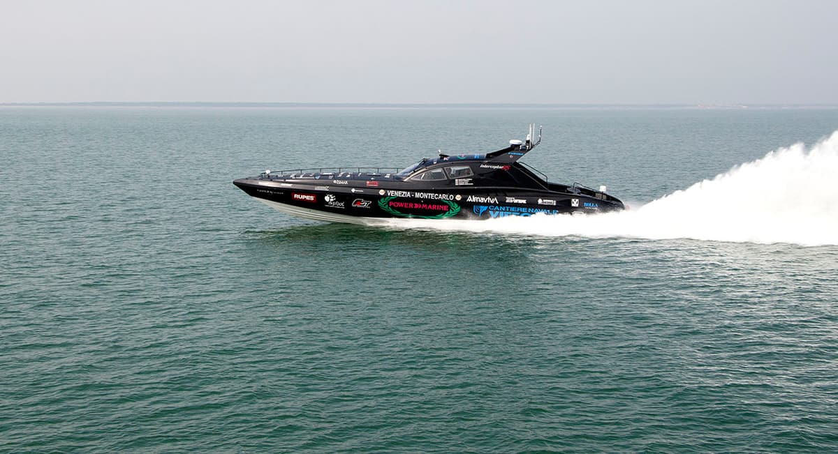 Interceptor 65 in velocità, fiancata sinistra