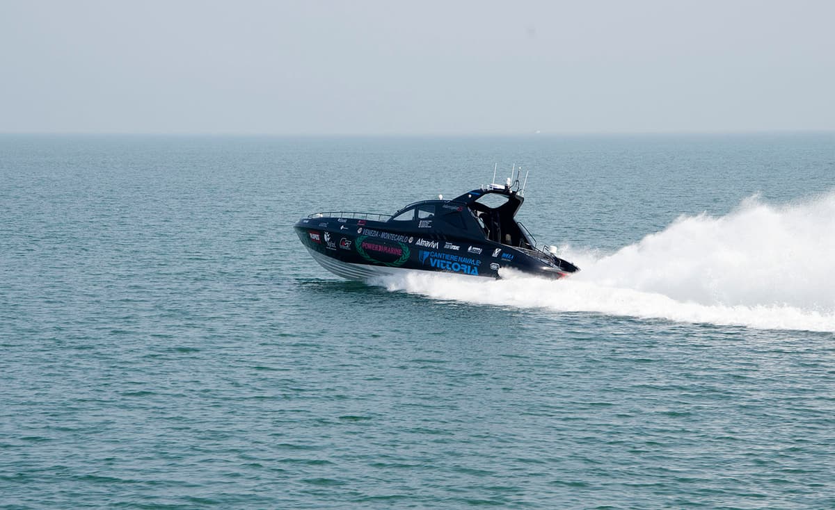 Interceptor 65 in velocità, vista di tre quarti