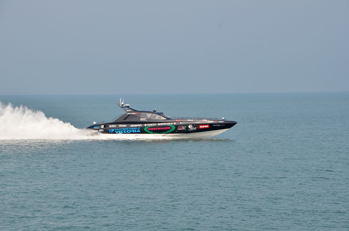 Interceptor 65 in planata con lunga scia