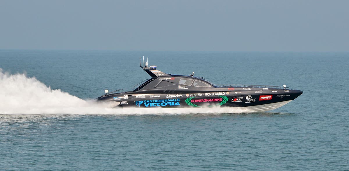 Interceptor 65 in navigazione, fiancata destra