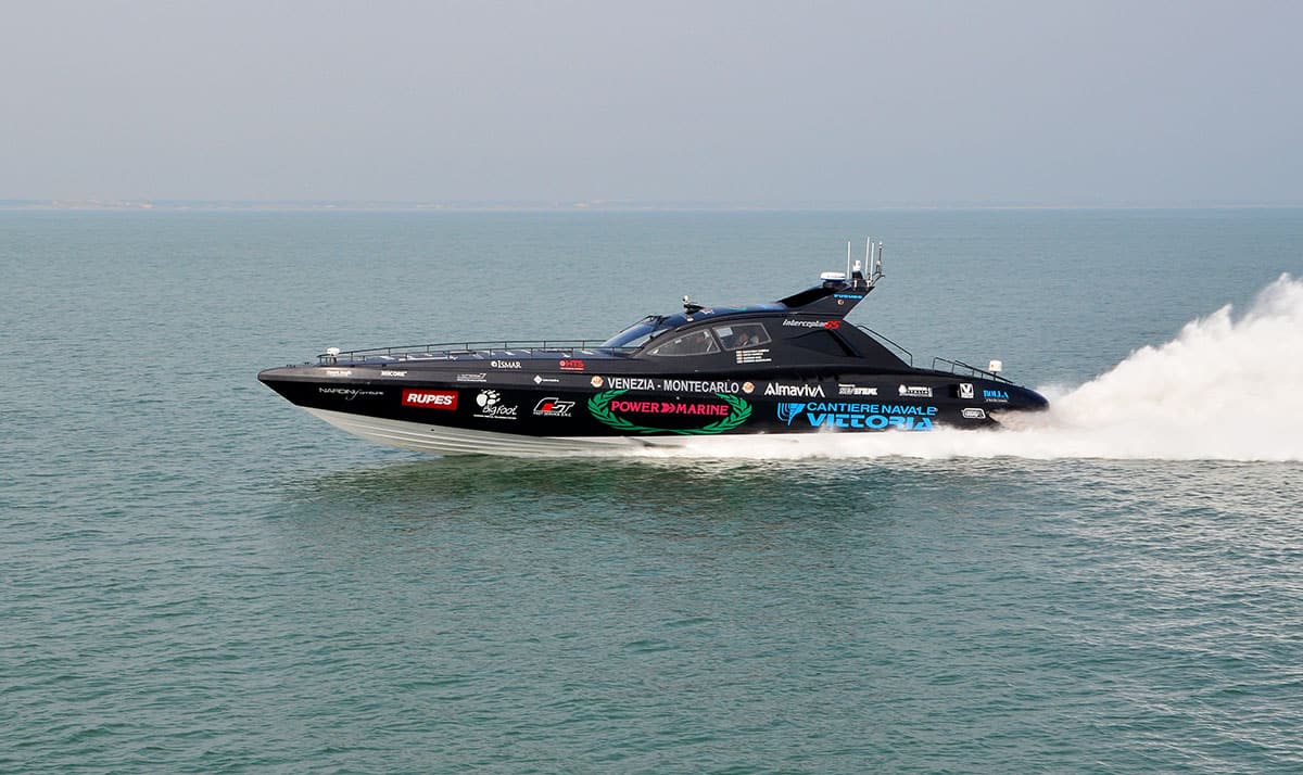 Interceptor 65 in velocità con scia bianca