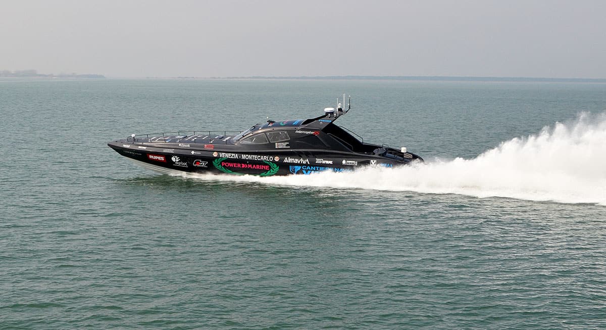 Interceptor 65 in navigazione, vista laterale