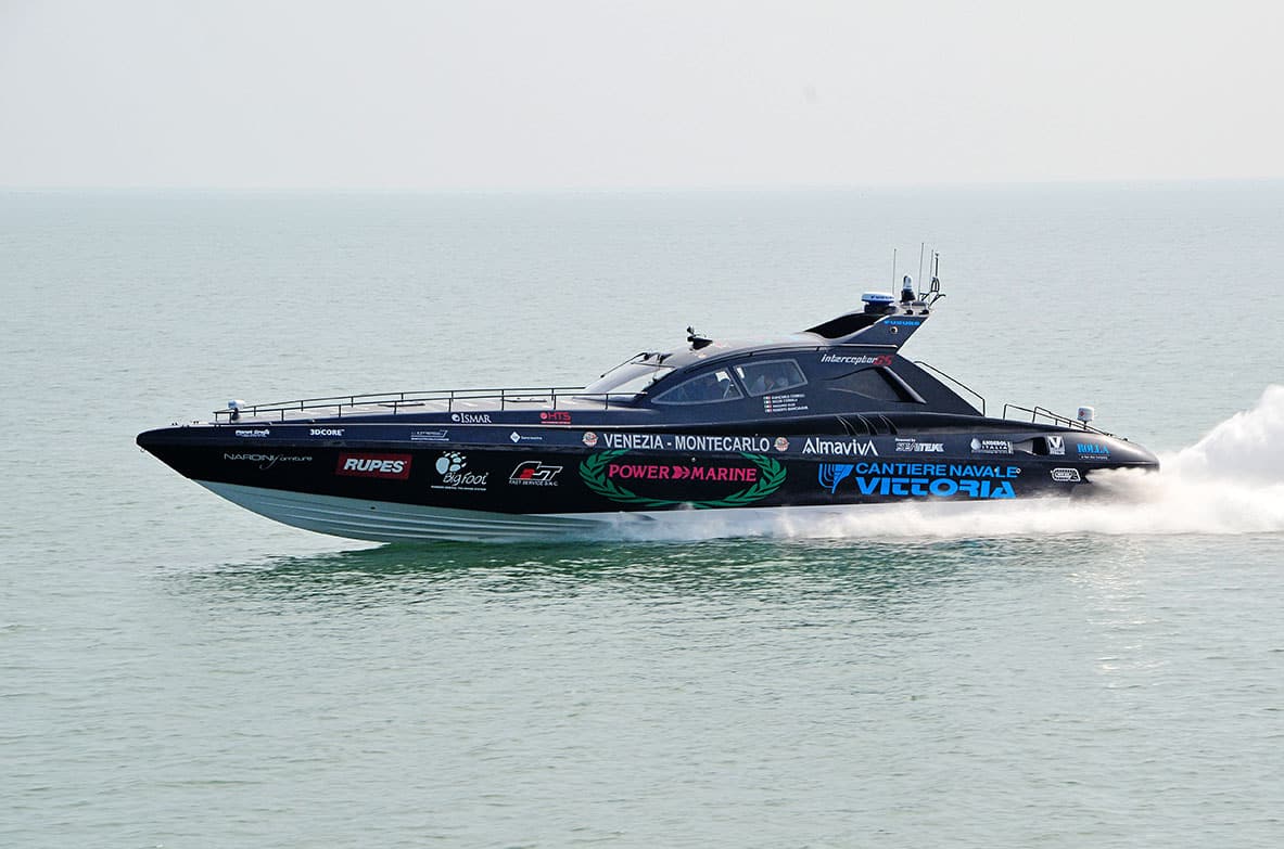 Interceptor 65 in planata, vista di tre quarti di prua