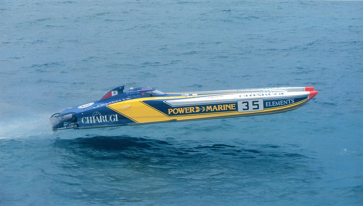 Жёлто-синий катамаран Power 42 CAT в гонке