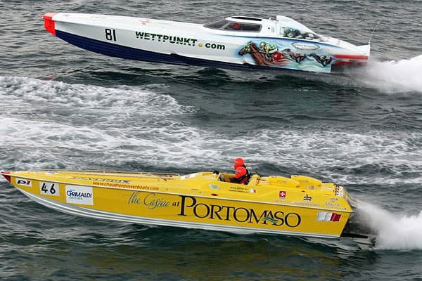 Power 43 Racing n. 81 in gara accanto a un’altra imbarcazione