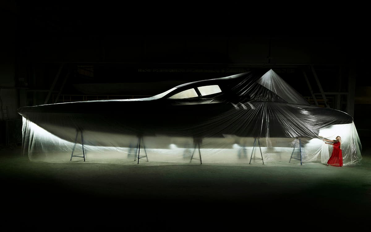 Scafo dell’Interceptor 65 sotto un telo illuminato in capannone
