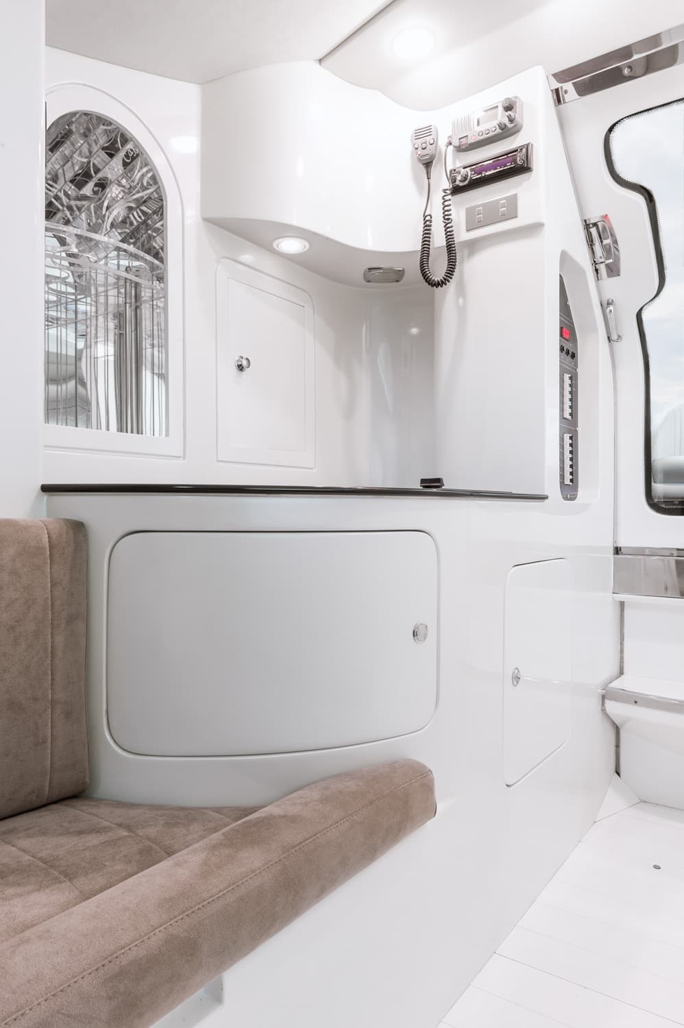 Cabina con divano e mobili laccati bianchi