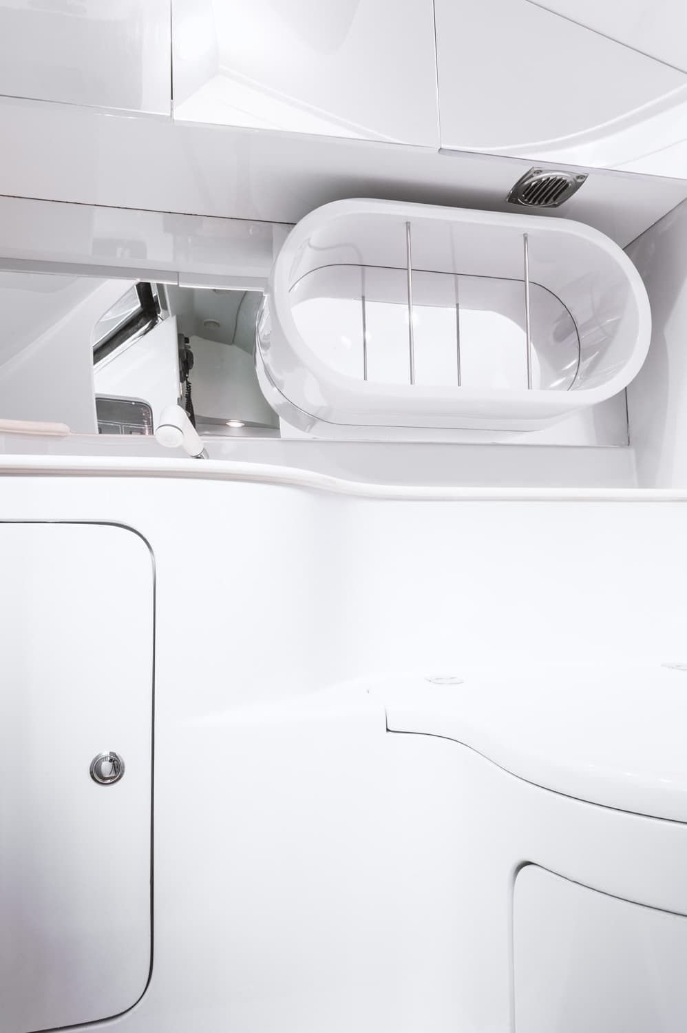 Bagno con lavabo ovale bianco