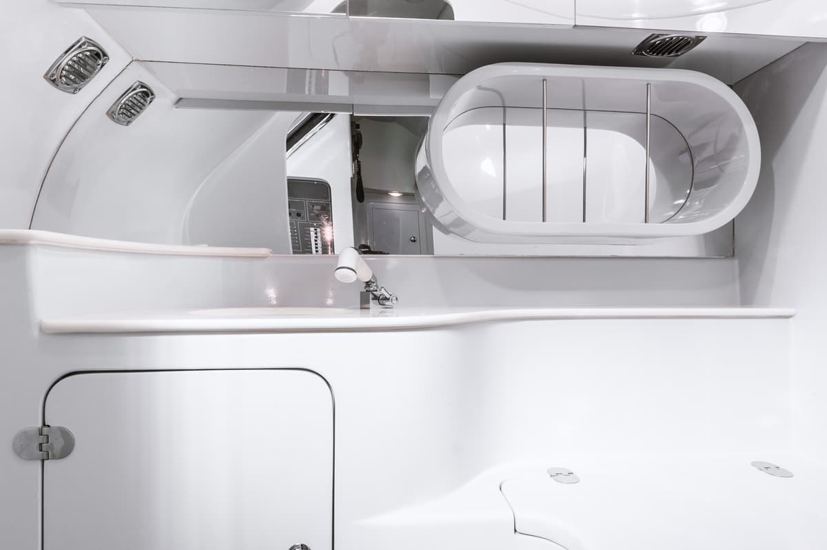 Bagno: lavabo ovale e mobili laccati, vista d’insieme