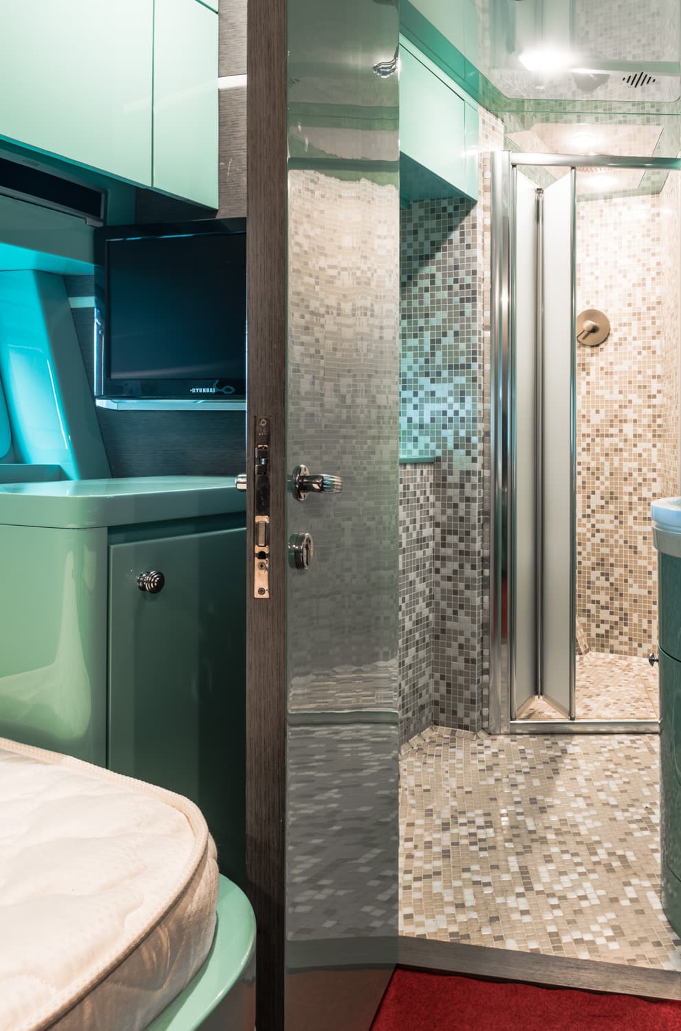 Corridoio con mobili verde acqua e bagno