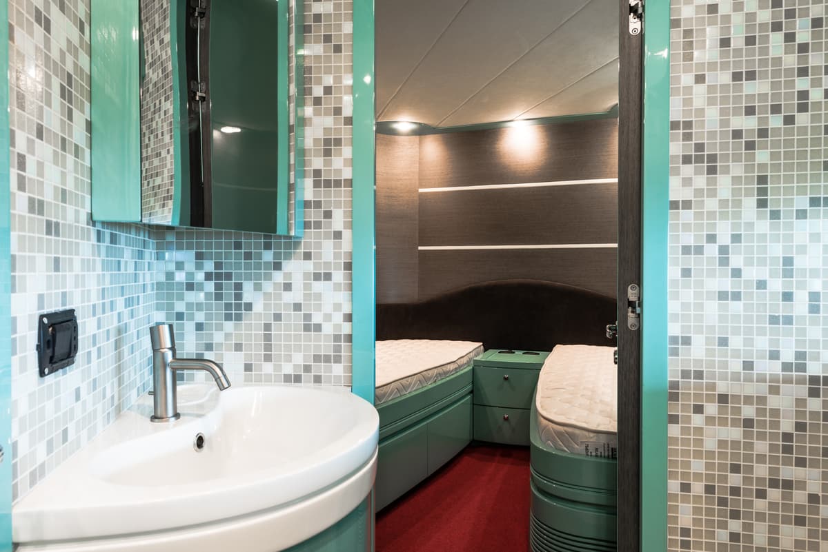 Bagno con mosaico e lavabo bianco