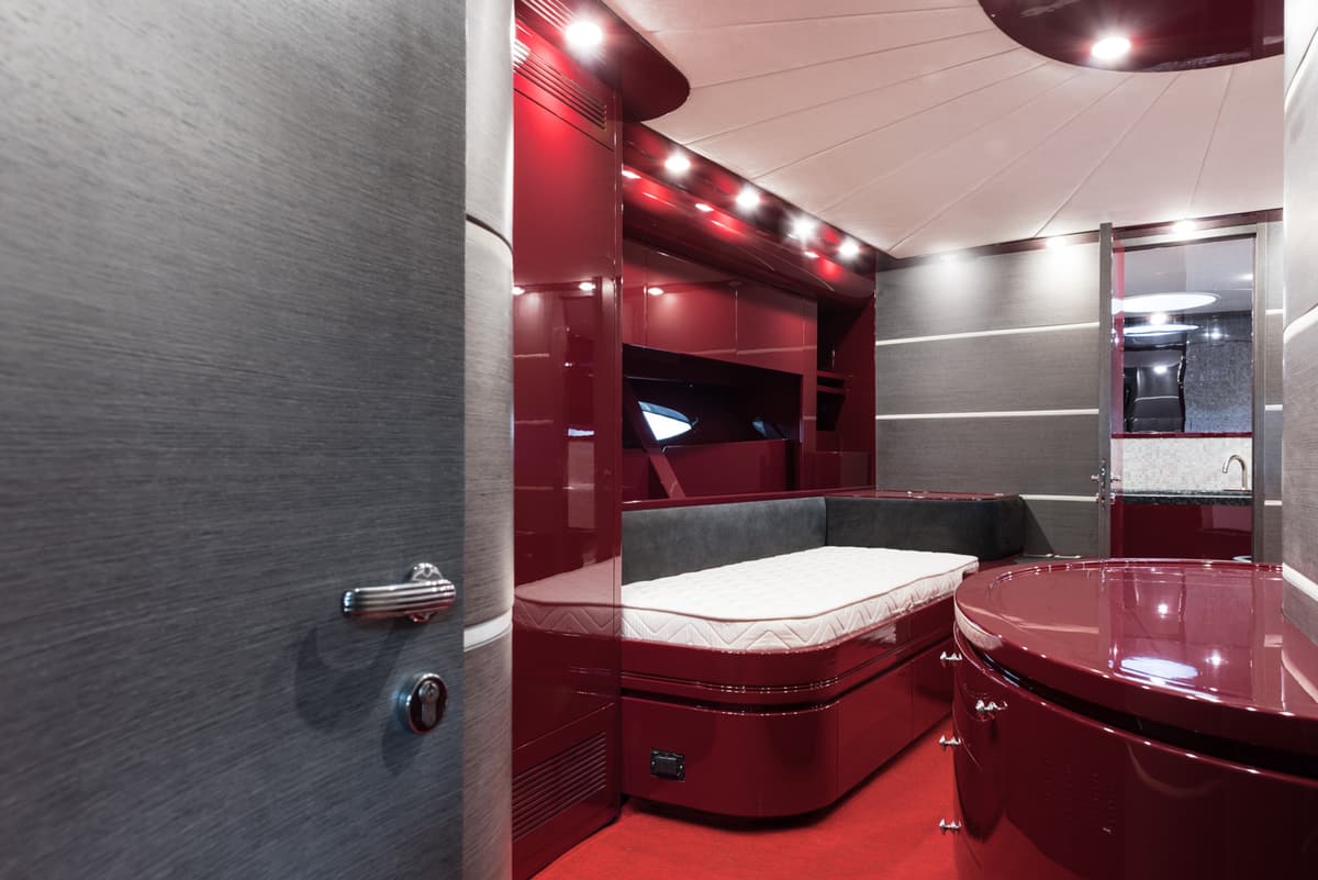 Cabina armatoriale con laccature rosse