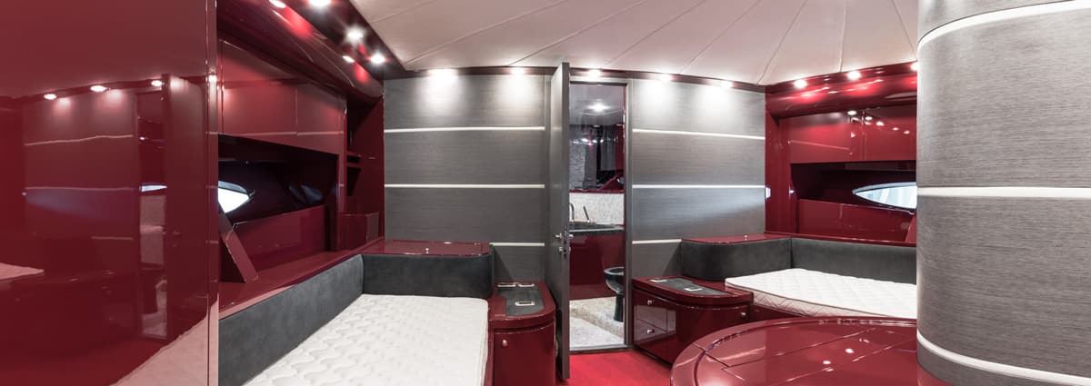 Cabina armatoriale con letto e divano