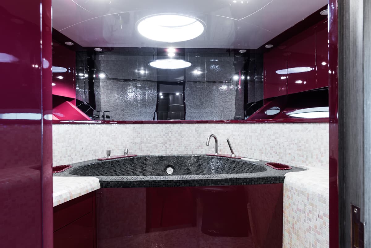 Bagno armatoriale con lavabo in pietra scura