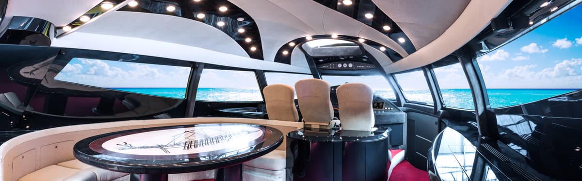 Salone con tavolo rotondo e vetrate panoramiche