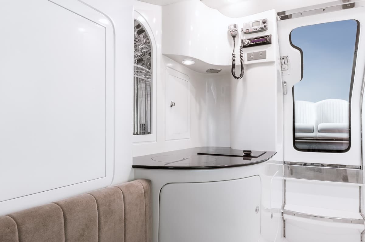 Angolo cucina con piano nero e porta del bagno