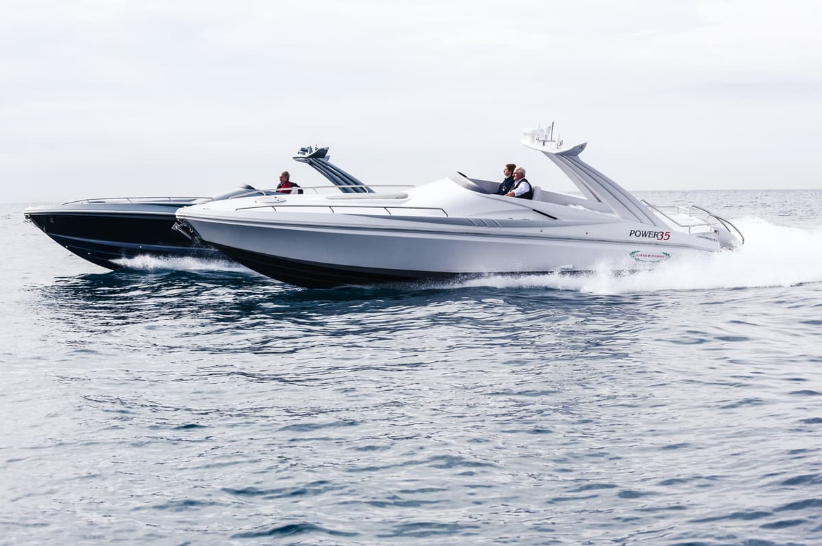 Due Power 35, uno grigio e uno nero, in navigazione affiancati