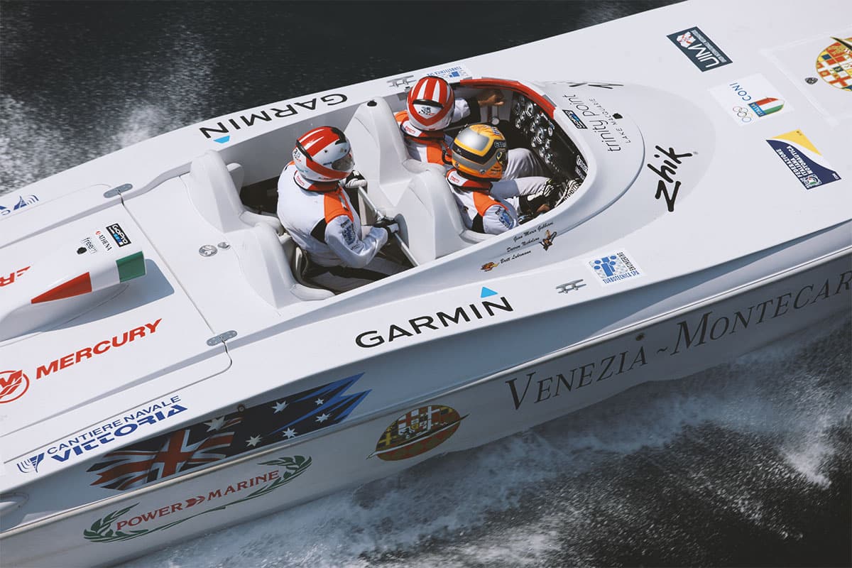 Equipaggio nell’abitacolo del Power 27 R