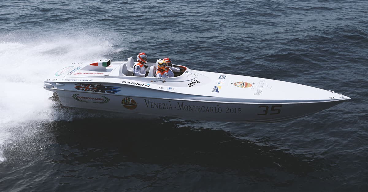 Power 27 R in navigazione con equipaggio