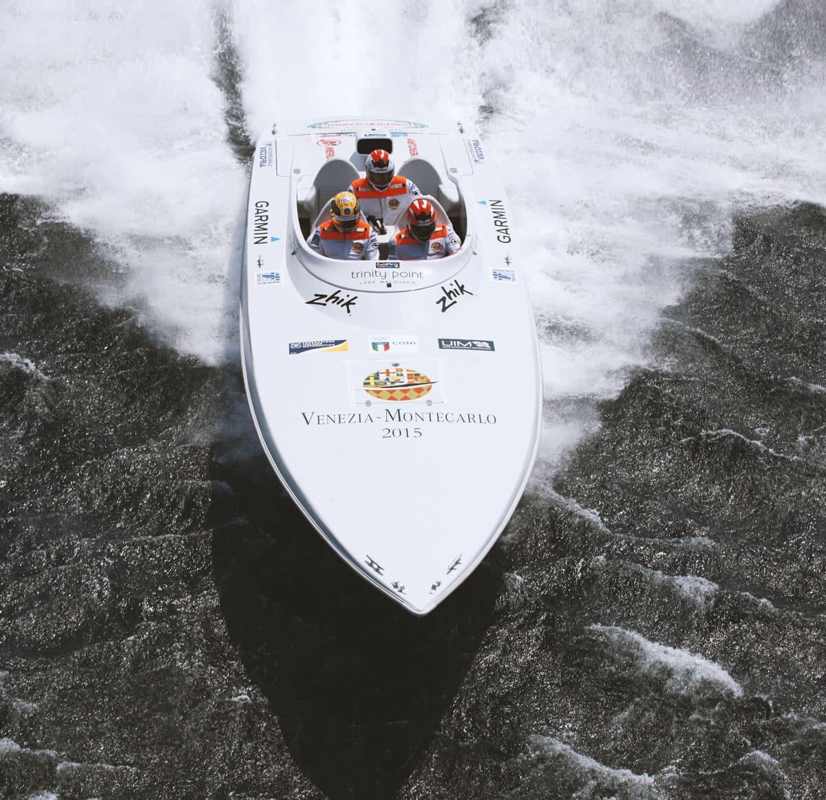 Power 27 R in planata, ripreso frontalmente dall’alto