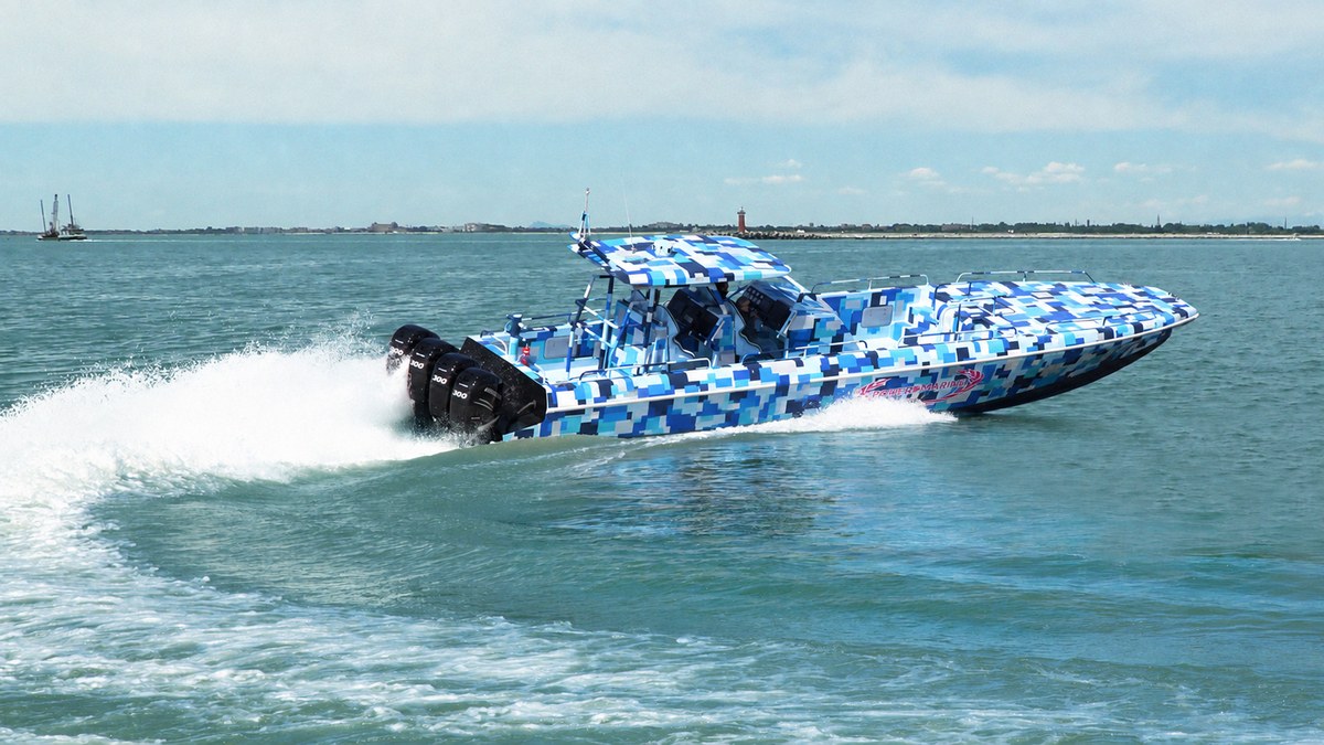 Interceptor 43 Power Marine in navigazione ad alta velocità, vista laterale